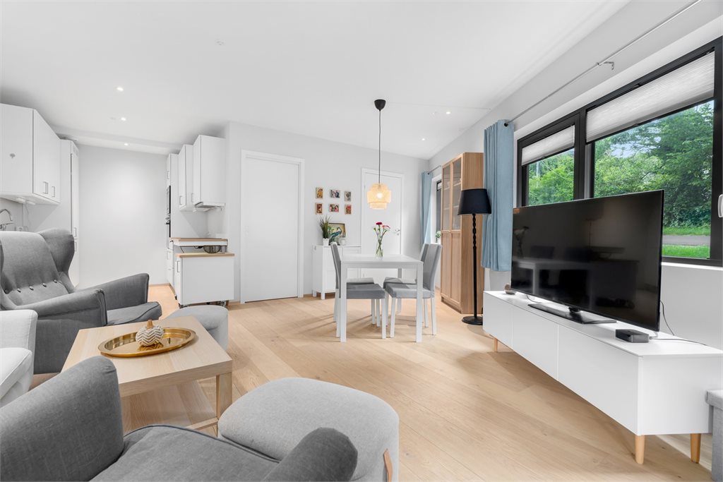 Åpen stue/kjøkken-løsning med naturlig plassering for spisebord.