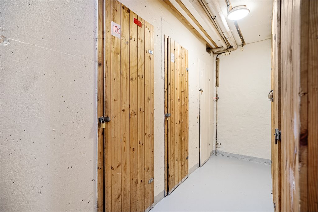 Praktisk bod i kjeller med gode oppbevaringsmuligheter.