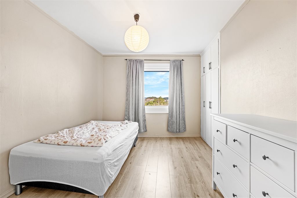 Soverom med plass til dobbeltseng og garderobeløsning.