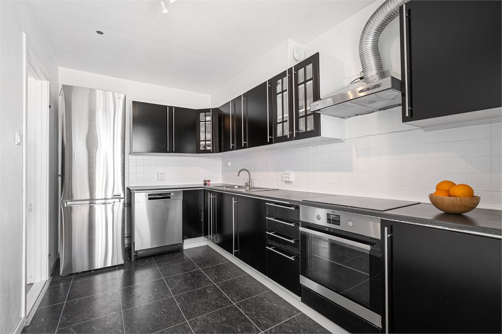 Kjøkken med god benkeplass og rikelig lagring.