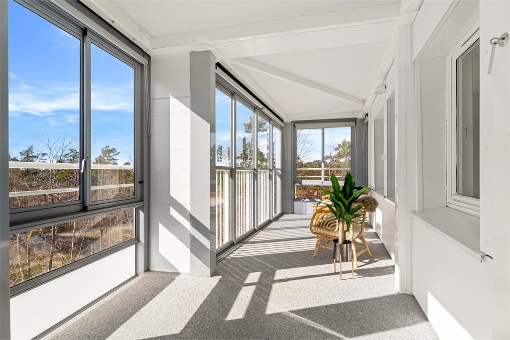 Stor innglasset balkong med gode solforhold.