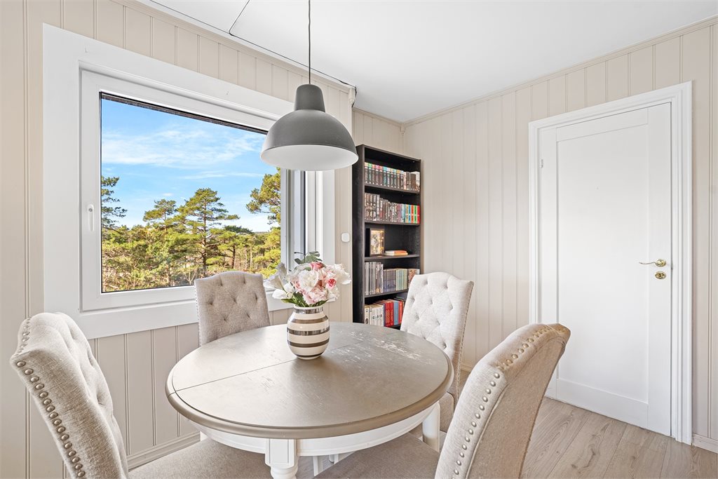 Store vindusflater gir rikelig med dagslys.