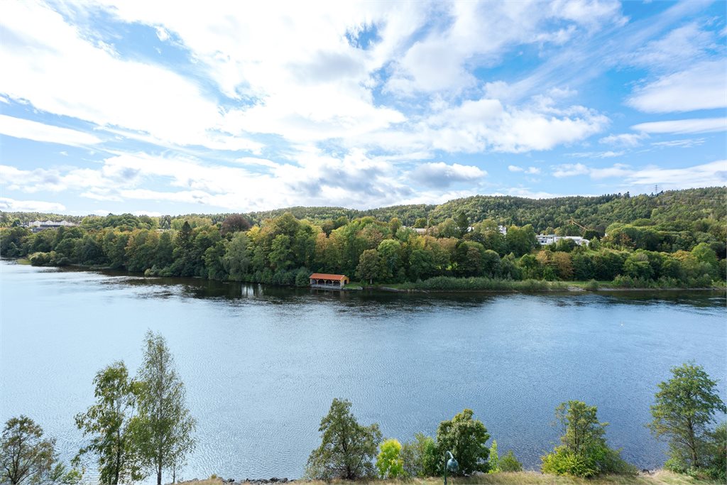 Den åpne utsikten mot elven gir boligen en helt egen kvalitet.