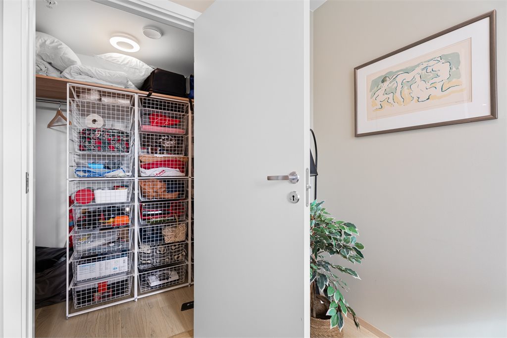 Praktisk, separat garderobe-/oppbevaringsrom i tilknytning til soverommet.