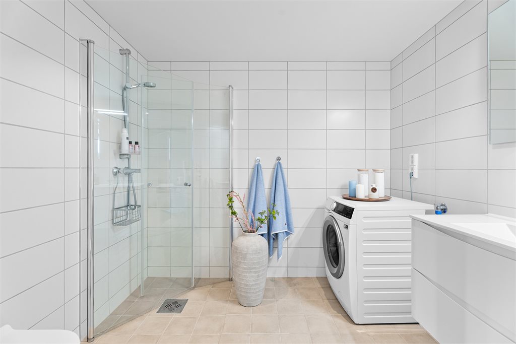 Badet har god gulvplass og separat dusjsone.
