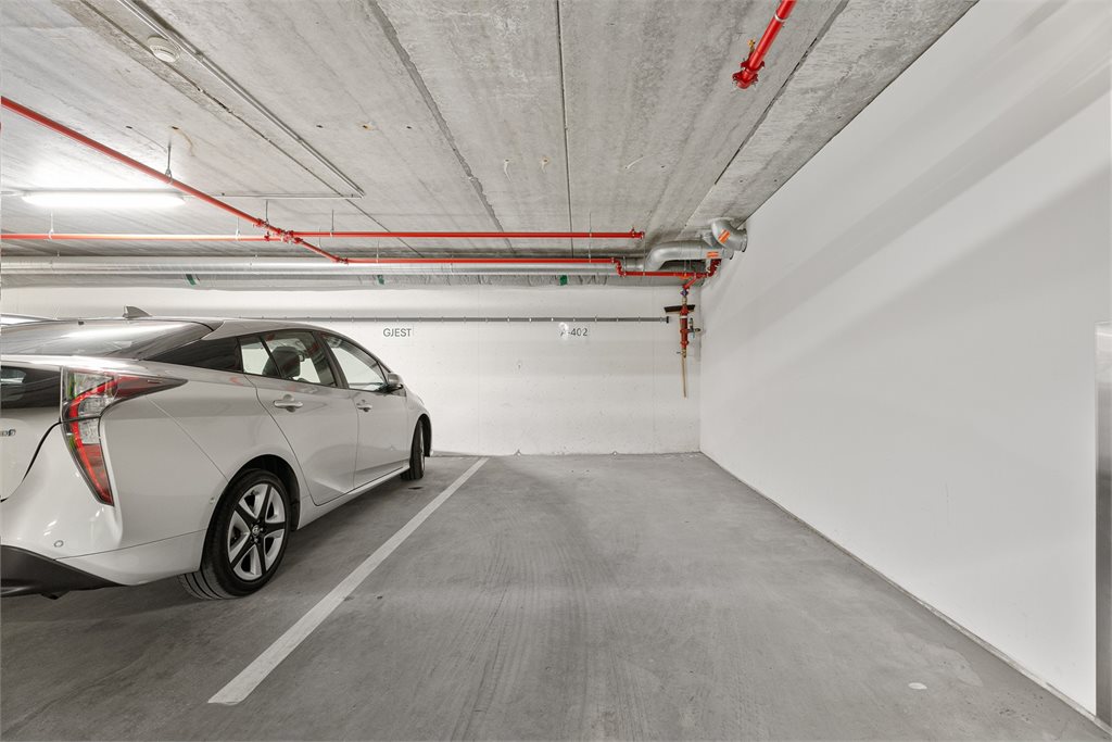 Leiligheten disponerer egen parkeringsplass i felles garasjeanlegg, her merket som plass A-402
