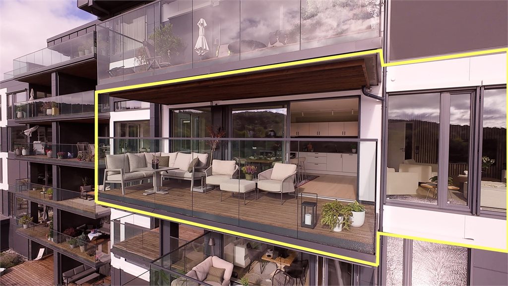 Stor og overbygget balkong på ca. 13,2 m² med god plass til flere sittegrupper.
