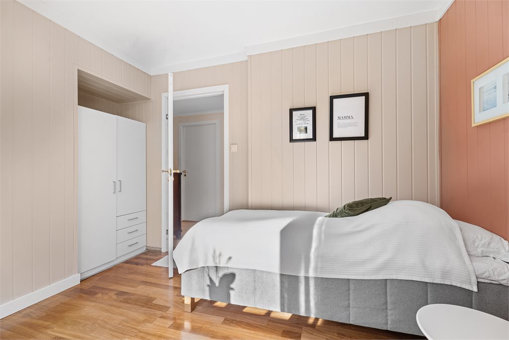 Det er god plass til å møblere med dobbeltseng og garderobe.
