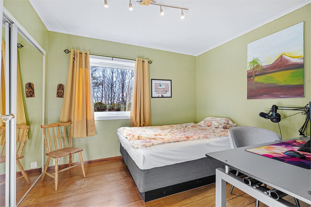 Soverom 2 er også av god størrelse og innredet med skyvedørsgarderobe. 