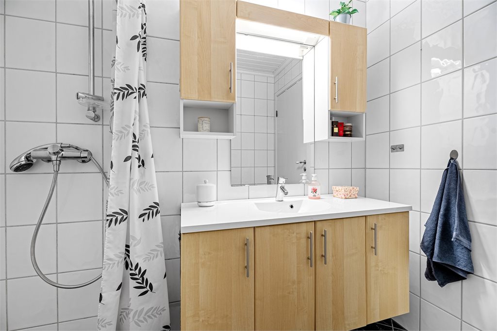 Innredet med romslig servant med overskap.