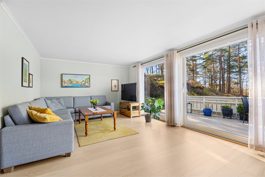 Stuen, her er det store vinduer som skaper en åpen og god romfølelse.