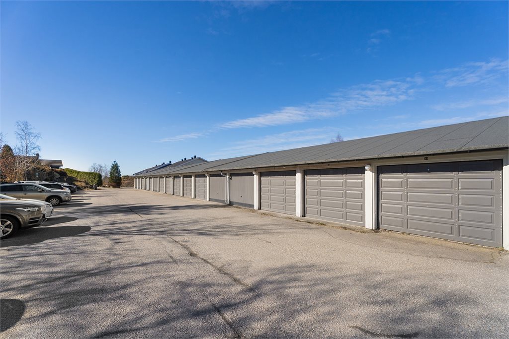 Garasje i rekke, her er det lagt opp for elbillader og plass til litt ekstra oppbevaring.