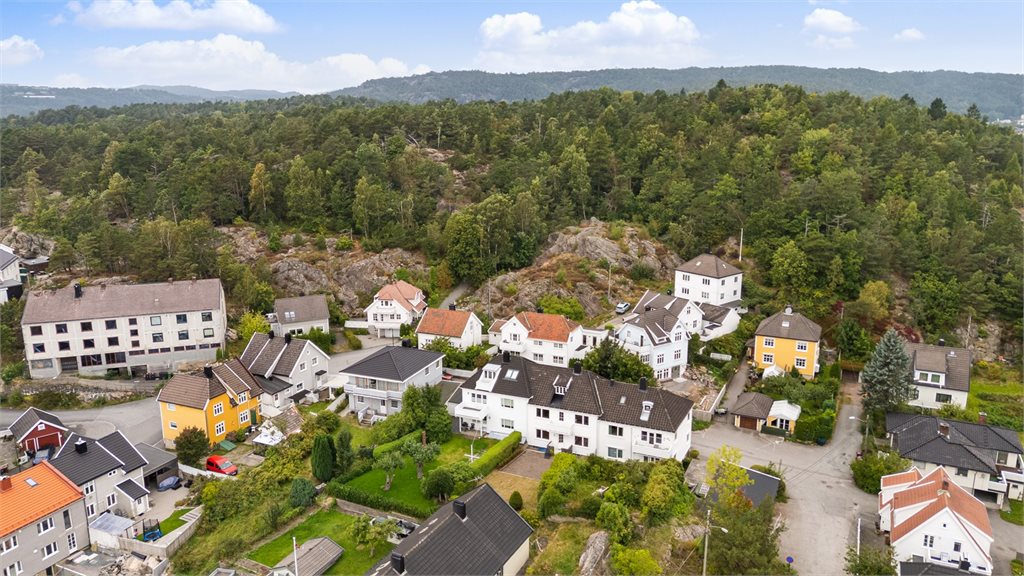 Flotte turområder i umiddelbar nærhet. Baneheia må nevnes med sine flotte badeplasser og tur/løpe -stier.