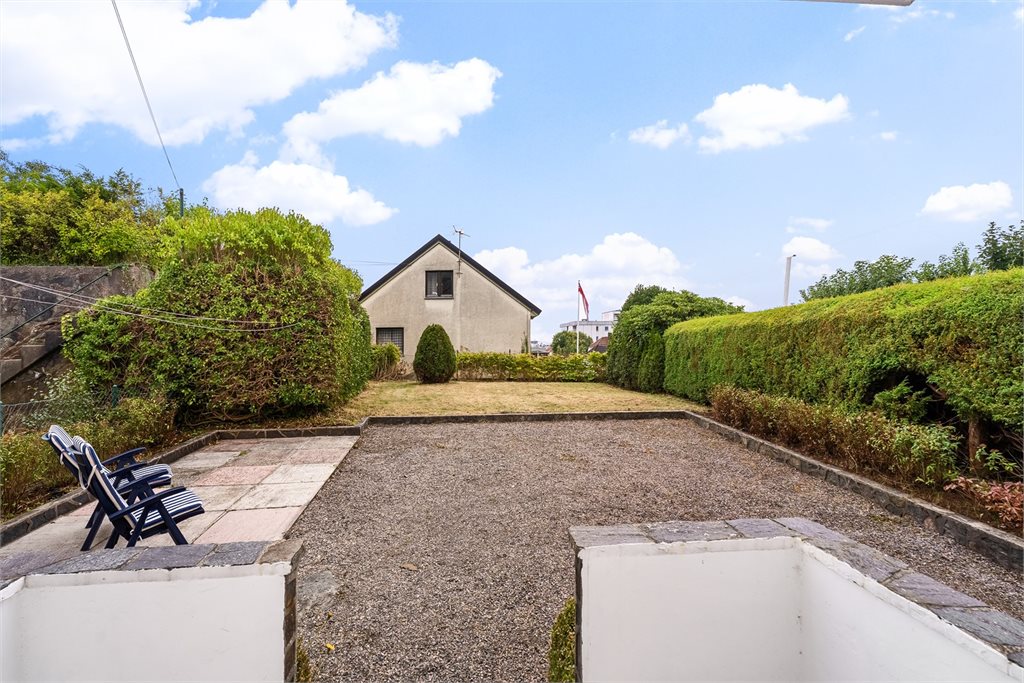 Stor hage med utsikt mot Kvadraturen. Det er gode solforhold.