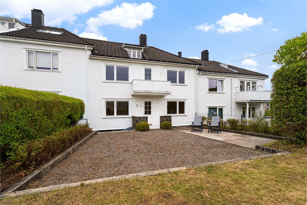 Fra luke til venstre er det inngang til kjeller fra denne siden av boligen.