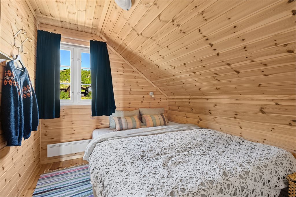 Hyggelig loftsområde med adgang til soverom