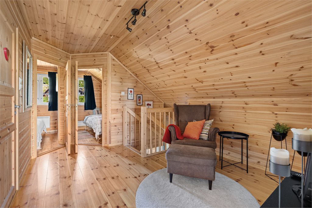 Lun loftsstue med naturlige materialer